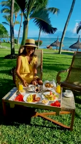Pareja Hombres Mujeres Mediana Edad Desayunando Jardín Tropical Con Palmeras — Vídeos de Stock