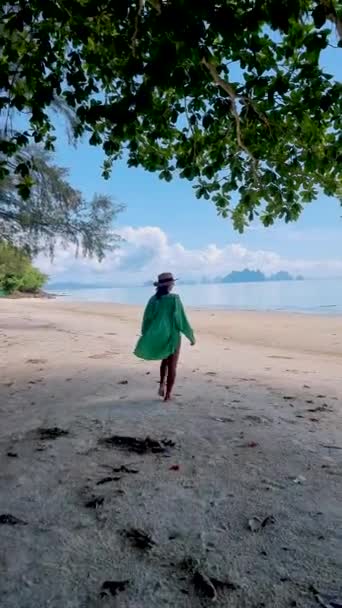 Žena Pláži Tropického Ostrova Naka Poblíž Phuket Thajska Žena Houpačce — Stock video
