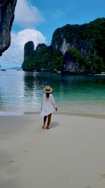 Koh Hong Adası Krabi Tayland, Koh Hong plajındaki kadınlar, Krabi Tayland 'da Asyalı kadınların olduğu tropik beyaz bir plaj.