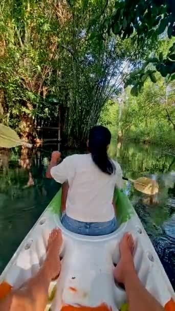 Par Kajak Junglen Krabi Thailand Mænd Kvinder Kajak Tropisk Jungle – Stock-video