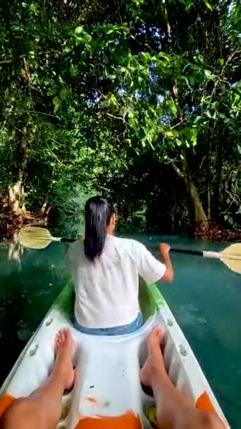 Pár Egy Kajak Dzsungelben Krabi Thaiföld Férfiak Nők Kajak Egy — Stock videók