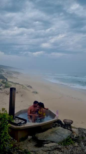 Pár Fürdőkádban Strandon Hoop Természetvédelmi Dél Afrikában Romantikus Fürdőkád Rózsaszirmokkal — Stock videók
