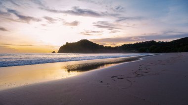 Koh Lanta Krabi Tayland 'da sahilde Kantiang Körfezi' nde günbatımı. Koh Lanta sahilinde güzel bir gün batımı.