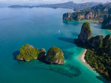 Railay Beach Krabi Tayland, Railay Krabi 'nin tropikal plajı, Tayland' da devasa kireçtaşı kayaları olan huzurlu Railay Railay Sahili manzarası. 
