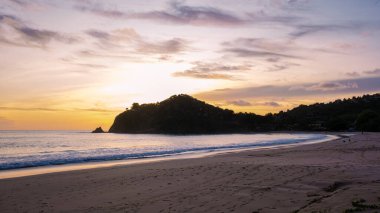Koh Lanta Krabi Tayland 'da sahilde Kantiang Körfezi' nde günbatımı. Koh Lanta sahilinde güzel bir gün batımı.