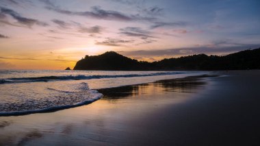 Koh Lanta Krabi Tayland 'da sahilde Kantiang Körfezi' nde günbatımı. Koh Lanta sahilinde güzel bir gün batımı.