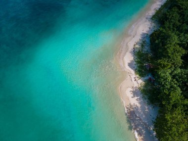 Railay Beach Krabi Tayland, Railay Krabi 'nin tropikal plajı, Tayland' da devasa kireçtaşı kayaları olan huzurlu Railay Railay Sahili manzarası. 