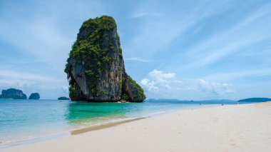 Railay Beach Krabi Tayland, Railay Krabi 'nin tropikal plajı, Tayland' da devasa kireçtaşı kayaları olan huzurlu Railay Railay Sahili manzarası. 