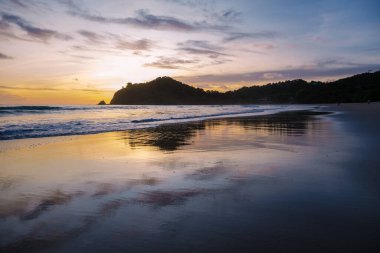 Koh Lanta Krabi Tayland 'da sahilde Kantiang Körfezi' nde günbatımı. Koh Lanta sahilinde güzel bir gün batımı.