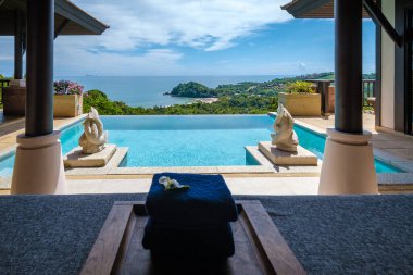 Koh Lanta Tayland Haziran 2022, Tayland 'da lüks bir otelin havuzunda lüks plaj sandalyeleri.. 
