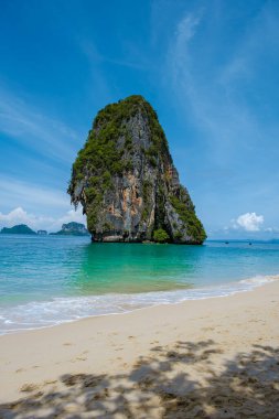 Railay Beach Krabi Tayland, Railay Krabi 'nin tropikal plajı, Tayland' da devasa kireçtaşı kayaları olan huzurlu Railay Railay Sahili manzarası. 