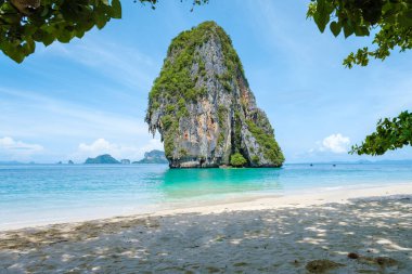 Railay Beach Krabi Tayland, Railay Krabi 'nin tropikal plajı, Tayland' da devasa kireçtaşı kayaları olan huzurlu Railay Railay Sahili manzarası. 