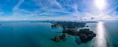 Railay Beach Krabi Tayland, Railay Krabi 'nin tropikal plajı, Tayland' da devasa kireçtaşı kayaları olan huzurlu Railay Railay Sahili manzarası. 