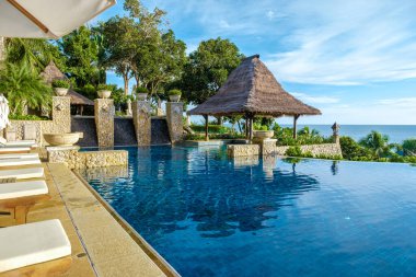 Koh Lanta Tayland Haziran 2022, Tayland 'da lüks bir otelin havuzunda lüks plaj sandalyeleri.. 