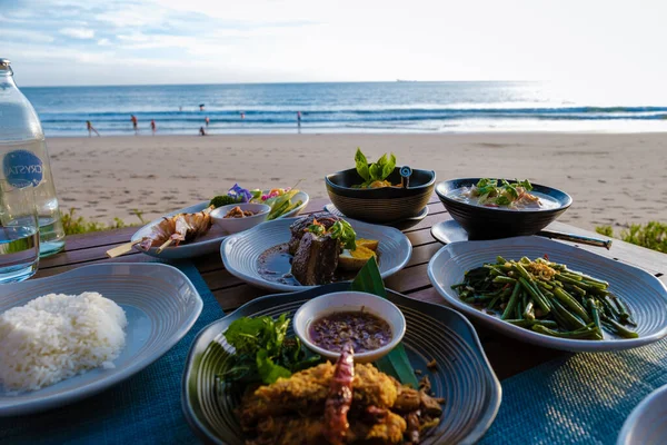 Tayland Sahilde Bir Masada Tayland Yemeği Tayland Yemekleriyle Dolu Bir — Stok fotoğraf