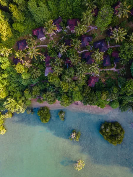 Railay Plaża Krabi Tajlandia Tropikalna Plaża Backpacker Bambusowa Chatka Dżungli — Zdjęcie stockowe