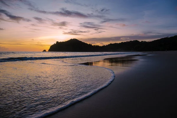 Koh Lanta Krabi Tayland 'da sahilde Kantiang Körfezi' nde günbatımı. Koh Lanta sahilinde güzel bir gün batımı.