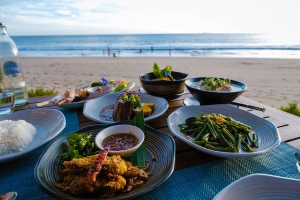 Tayland Sahilde Bir Masada Tayland Yemeği Tayland Yemekleriyle Dolu Bir — Stok fotoğraf