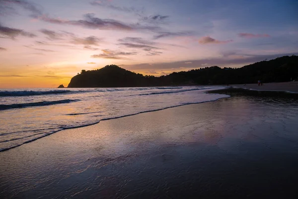 Koh Lanta Krabi Tayland 'da sahilde Kantiang Körfezi' nde günbatımı. Koh Lanta sahilinde güzel bir gün batımı.