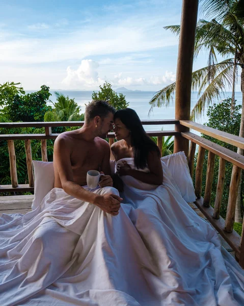 Couple Hommes Femmes Sur Balcon Une Cabane Plage Avec Café — Photo