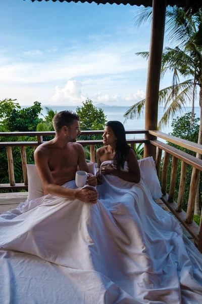 Ein Paar Männer Und Frauen Auf Dem Balkon Einer Strandhütte — Stockfoto