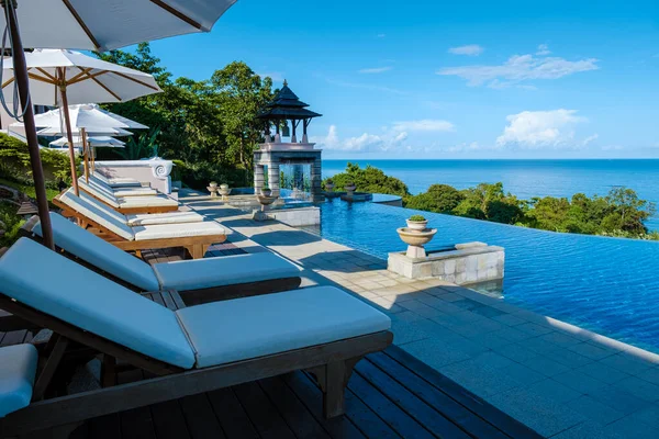 2022年6月 泰国Koh Lanta酒店游泳池旁的豪华海滩椅 — 图库照片