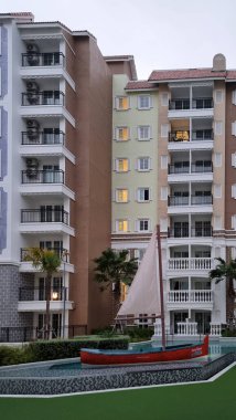 Jomtien Pattaya Tayland Temmuz 2022, lüks apartman dairesi, Jomtien 'de lüks tatil dairesi Cote d Azur tarzında inşa edilmiş. Yüzme havuzlu daire 