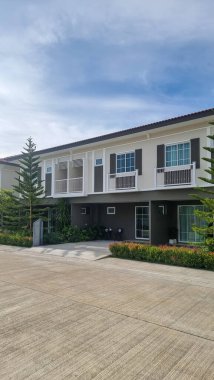 Modern aile evleri olan Tayland Suburban bölgesi, Tayland 'da yeni inşa edilmiş modern aile evleri, Tayland aile evleri, ve apartman evleri, modern evlerle yeni inşa edilmiş sokaklar.