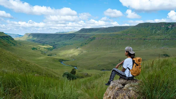 Молодая Женщина Походы Горы Drakensberg Гигантский Замок Южная Африка Drakensberg — стоковое фото