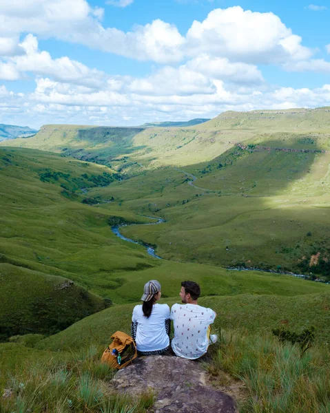 Joven Pareja Hombre Mujer Senderismo Las Montañas Drakensberg Giant Castle — Foto de Stock