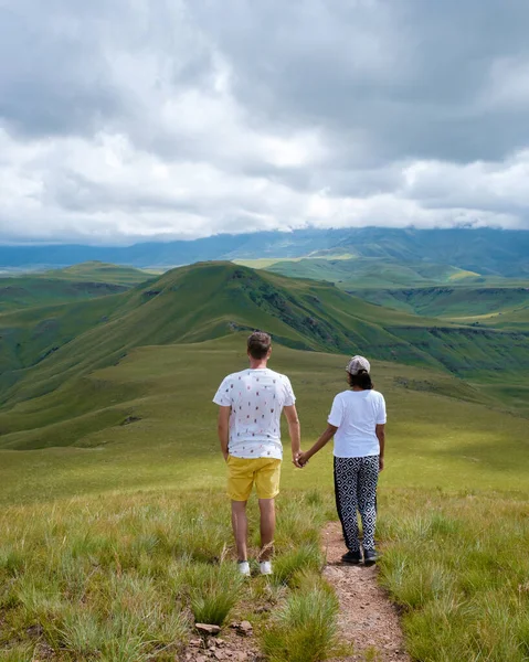 Young Couple Man Woman Hiking Mountains Drakensberg Giant Castle South — ストック写真