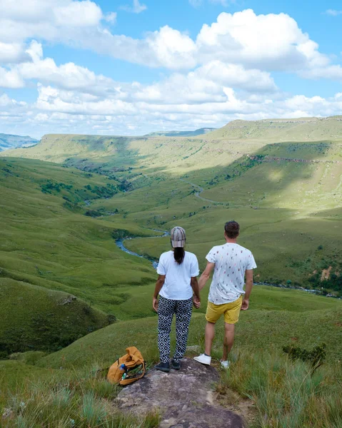 Mladý Pár Muž Žena Turistika Horách Drakensberg Krkonoše Hrad Jižní — Stock fotografie