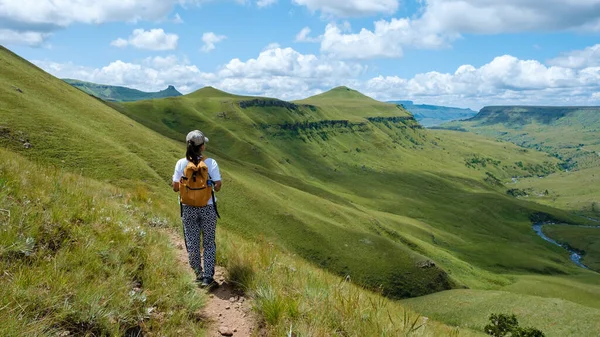 Young Woman Hiking Mountains Drakensberg Giant Castle South Africa Drakensberg — Foto Stock