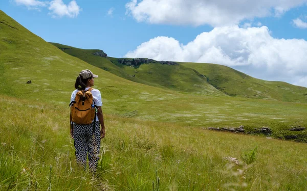 Young Woman Hiking Mountains Drakensberg Giant Castle South Africa Drakensberg — Stockfoto