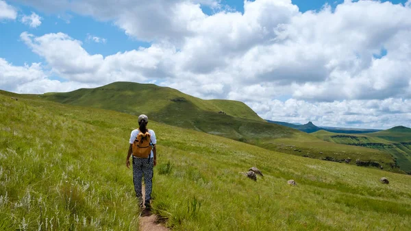 Молодая Женщина Походы Горы Drakensberg Гигантский Замок Южная Африка Drakensberg — стоковое фото