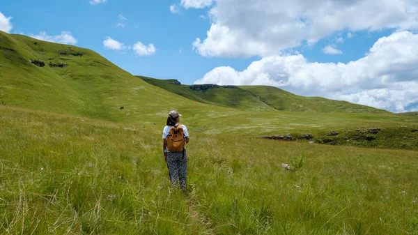 Young Woman Hiking Mountains Drakensberg Giant Castle South Africa Drakensberg — Foto Stock