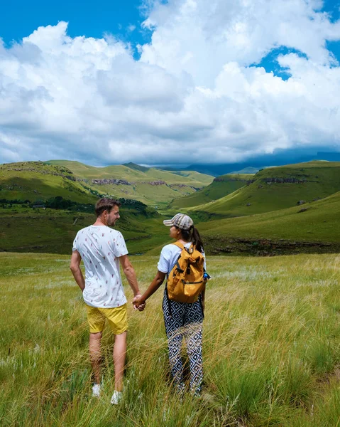 Jonge Paar Man Vrouw Wandelen Bergen Drakensberg Giant Castle Zuid — Stockfoto