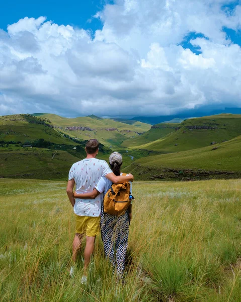 Young Couple Man Woman Hiking Mountains Drakensberg Giant Castle South — Stockfoto