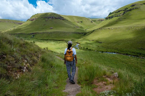Jonge Vrouw Wandelen Bergen Drakensberg Giant Castle Zuid Afrika Drakensberg — Stockfoto