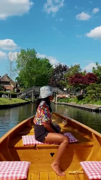 Azjatka Kapeluszem Drewnianej Łodzi Przy Kanałach Giethoorn Netherlands Giethoorn Holandia — Wideo stockowe