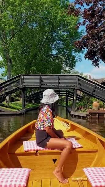 Ázsiai Kalapban Egy Fából Készült Csónakban Giethoorn Hollandia Csatornáinál Giethoorn — Stock videók