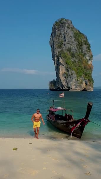 European Men Tropical Beaches Thailand Tourists Walking White Tropical Beach — 图库视频影像