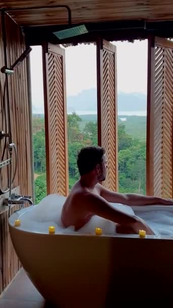 Férfiak Nézik Naplementét Fürdőkádban Fürdőszobában Nyaralás Közben Thaiföldön Phangnga Öböl — Stock videók