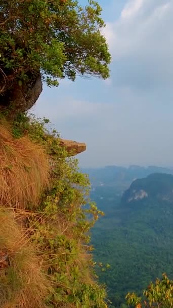 Dragon Crest Berget Krabi Thailand Ung Resenär Sitter Klippa Som — Stockvideo