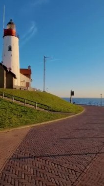 Urk Flevoland Hollanda, eski Urk köyünde limanda balıkçı tekneleriyle bir gün. Urk Limanı. Ijselmeer Gölü 'ndeki Urk Deniz Feneri.. 