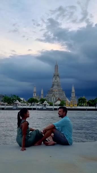 Wat Arun Temple Dawn Landmark Bangkok Thailand Afternoon Bangkok Couple — Wideo stockowe