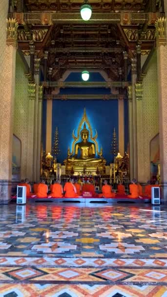 Wat Ratchabophit Royal Temple Capital City Bangkok Thailand Monks Praying — Wideo stockowe