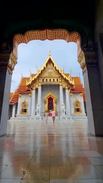 Wat Benchamabophit Een Koninklijke Tempel Bangkok Thailand Paar Aziatische Vrouwen — Stockvideo