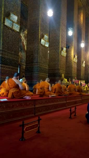 Wat Ratchabophit Królewska Świątynia Stolicy Bangkoku Tajlandia Mnisi Modlący Się — Wideo stockowe