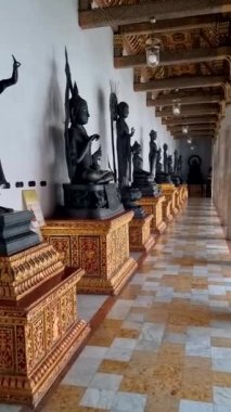 Wat Benchamabophit mermer tapınak, Tayland 'ın başkenti Bangkok' ta bir kraliyet tapınağıdır.. 